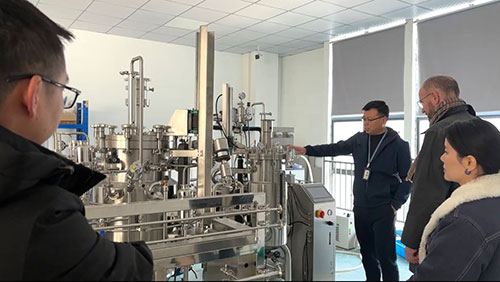 阿泰细实地考察